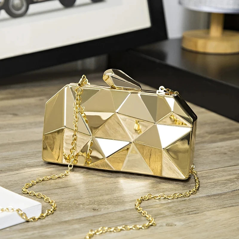 Bolsa dourada elegante facetada com corrente para ocasiões especiais