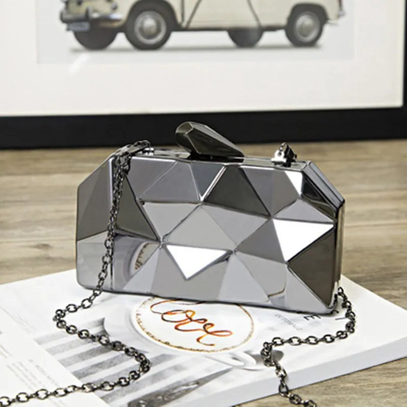 Bolsa dourada elegante com design geométrico e corrente para uso versátil em eventos sofisticados