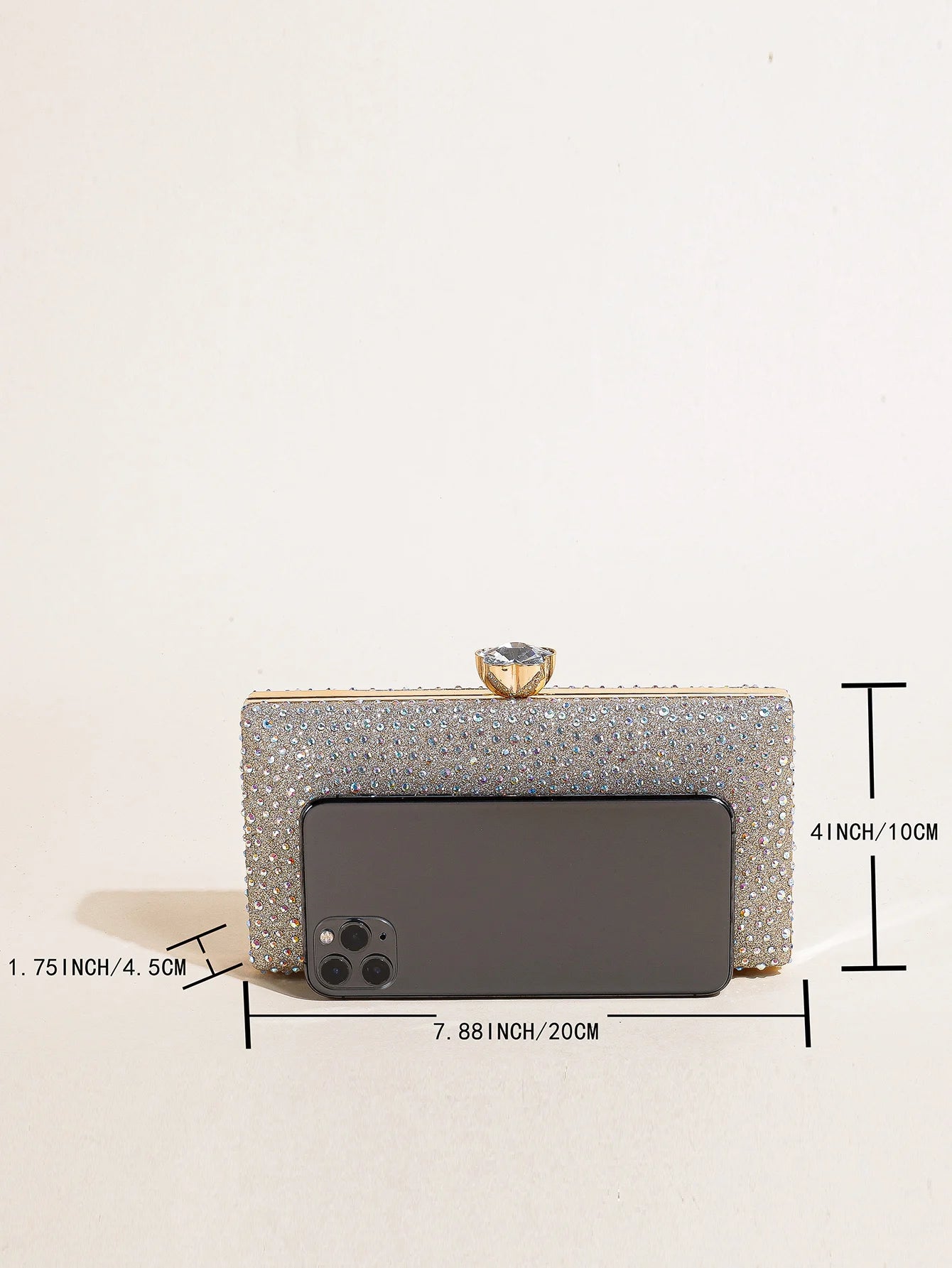 Bolsa feminina elegante com detalhes brilhantes, ideal para festas e eventos especiais