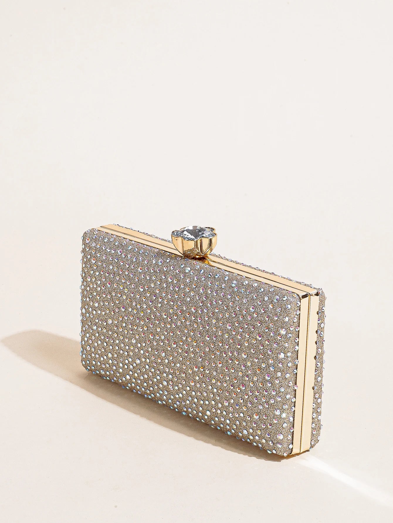 Bolsa feminina elegante com acabamento em strass brilhante e fecho dourado para festas formais