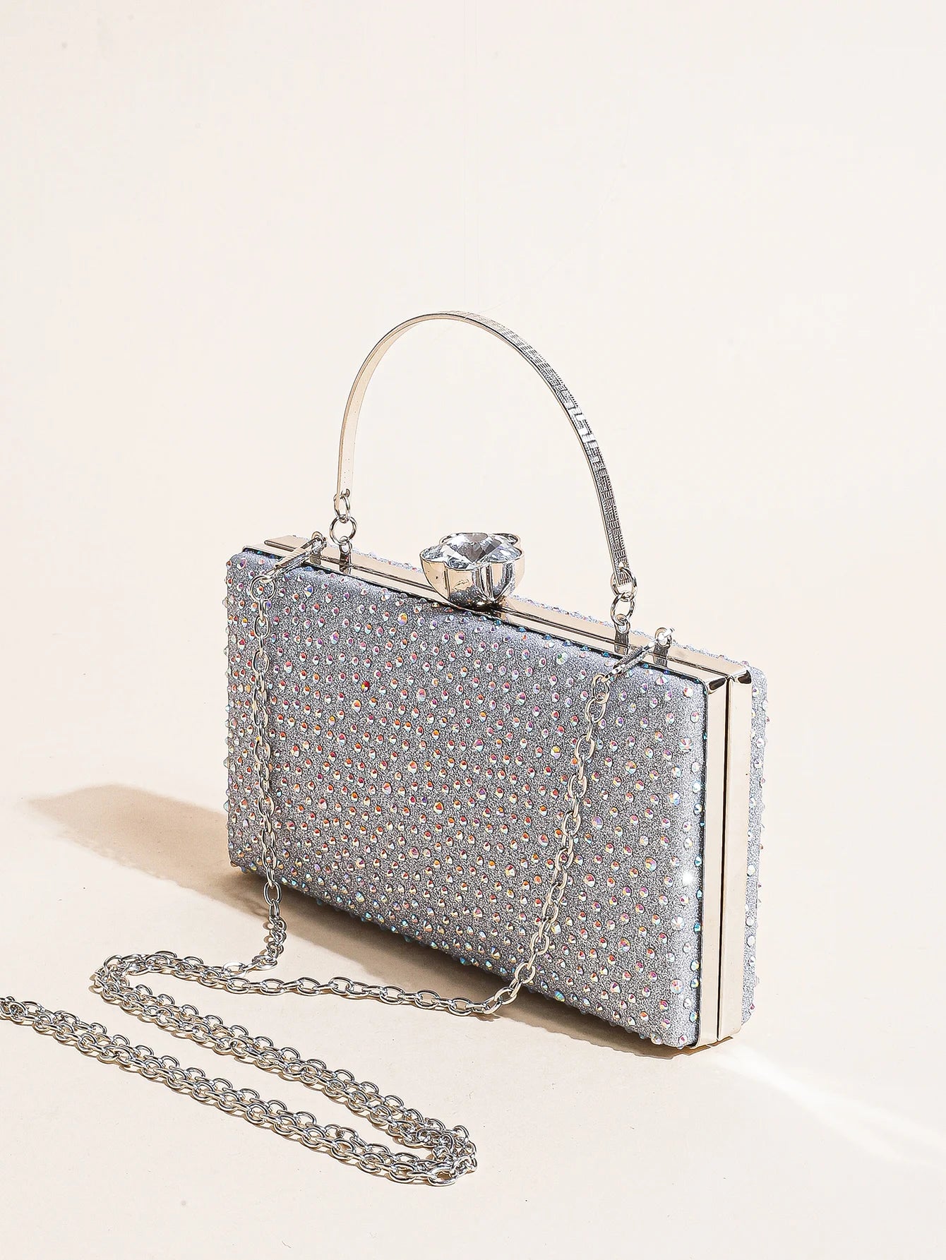 Bolsa feminina elegante prateada decorada com strass e alça de corrente para festas e eventos especiais