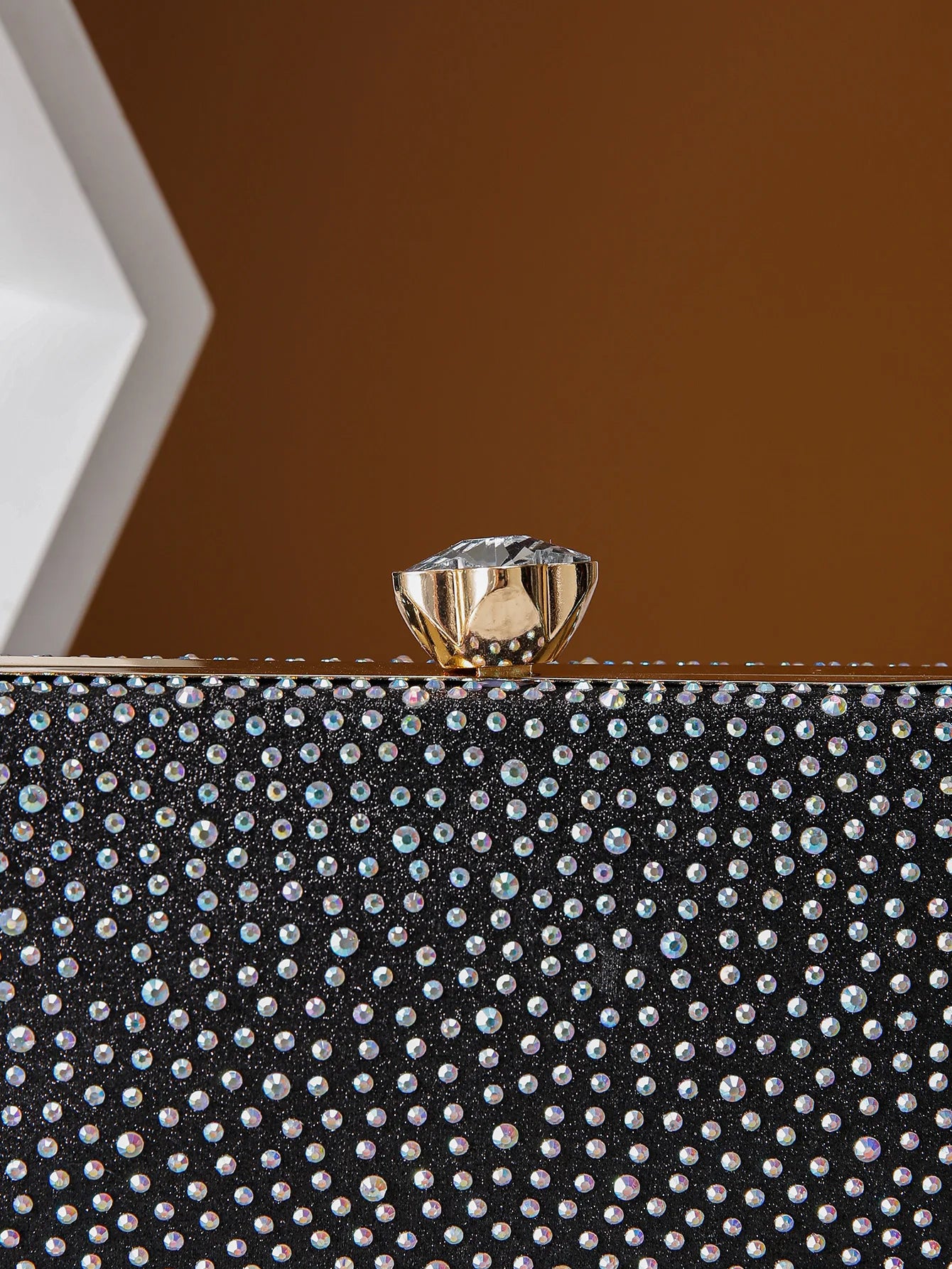 Bolsa feminina elegante preta com detalhes em strass e fecho dourado para ocasiões sofisticadas