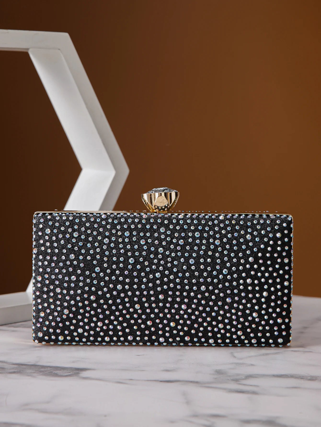 Bolsa feminina elegante com detalhes brilhantes e fecho dourado para ocasiões especiais