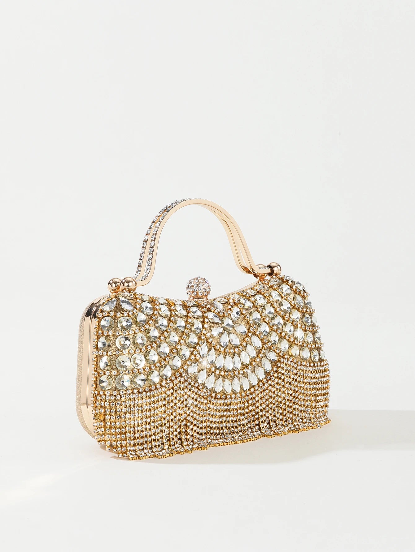 Bolsa festa com diamantes em dourado, decorada com brilhos e franjas, ideal para eventos especiais