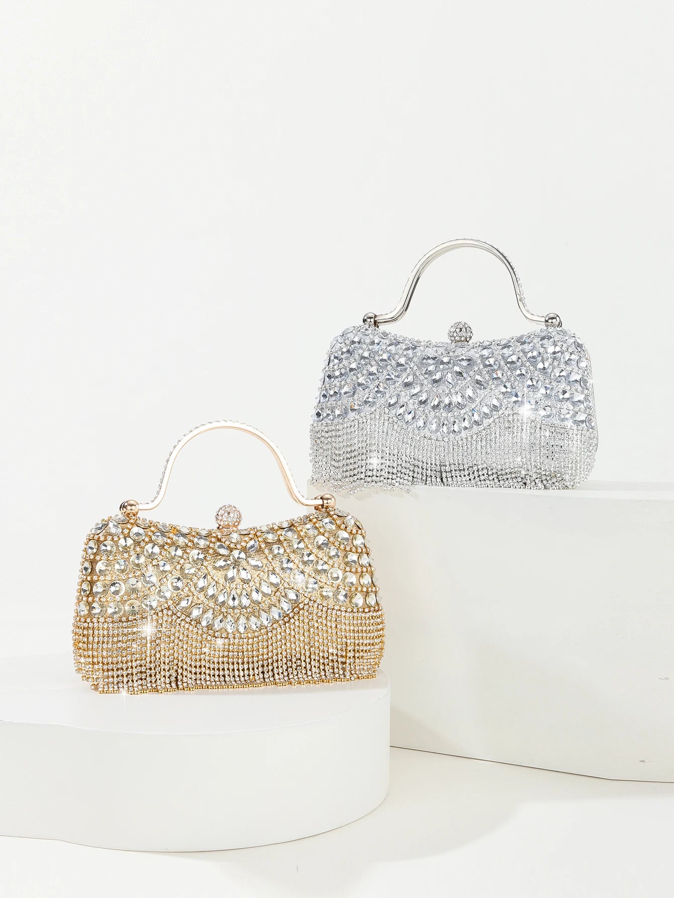 Conjunto de bolsas festa com diamantes em dourado e prateado, ideal para eventos elegantes