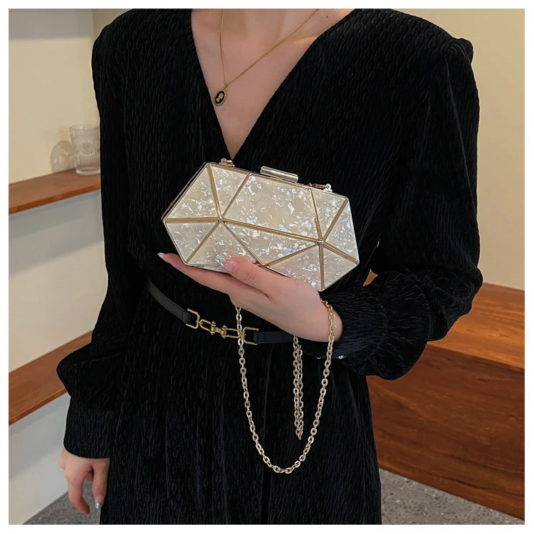 Bolsa moda noite alta qualidade da BOTTEEVEN em formato geométrico com detalhes elegantes