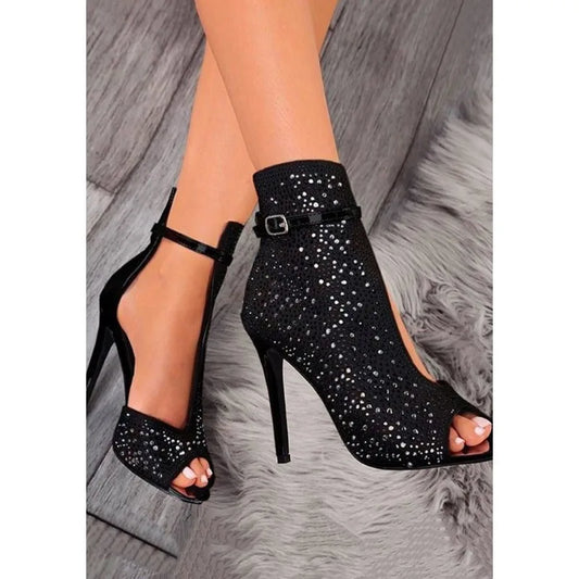 Botas femininas com fivela COZOK em preto com detalhes brilhantes e salto alto elegante