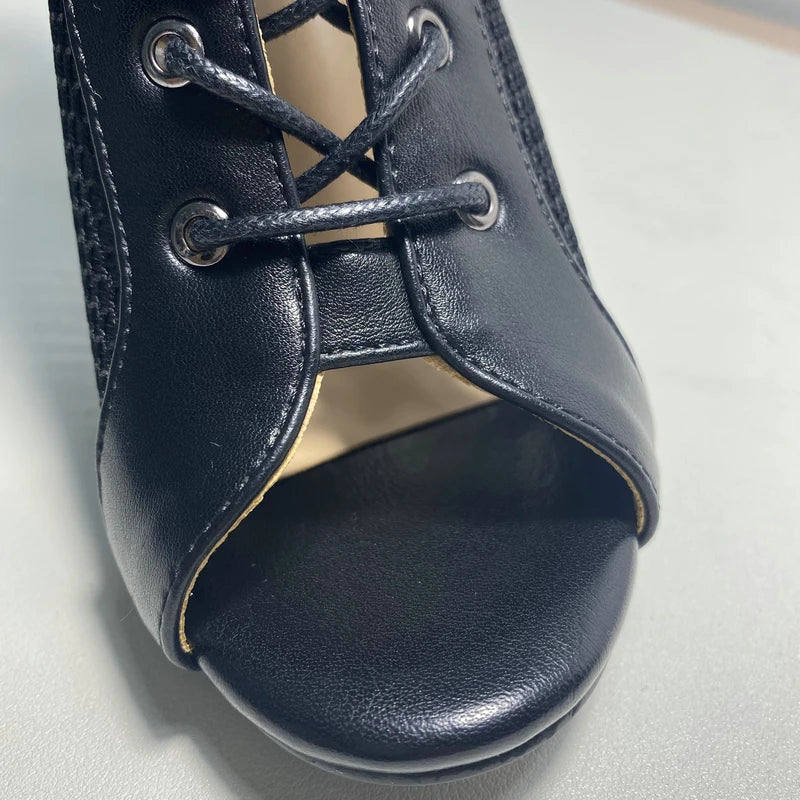 Sandália feminina preta da YHJCOO com design de botas peep toe femininas em couro