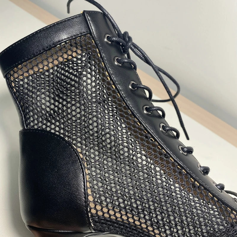 Botas peep toe femininas pretas em material mesh com detalhes em couro e cadarço frontal