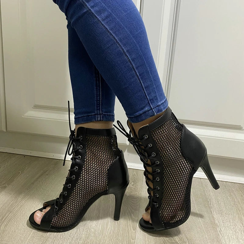 Botas peep toe femininas pretas com salto médio e design de tela em malha da YHJCOO