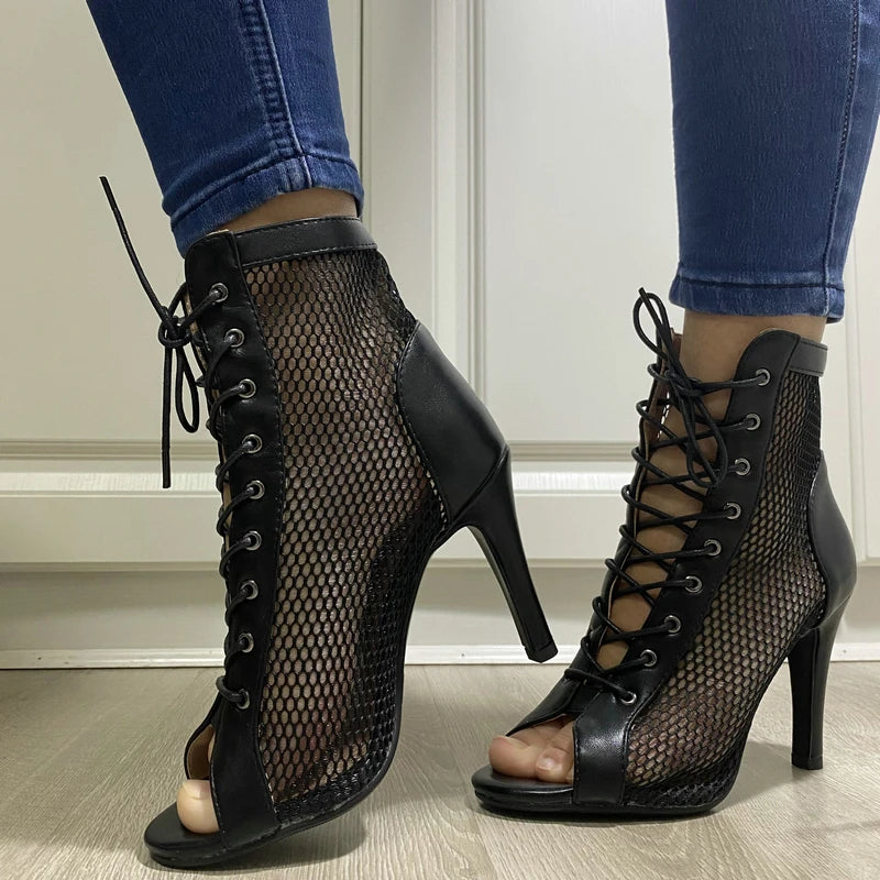 Botas peep toe femininas de tela preta com salto alto e cadarço usadas com calça jeans