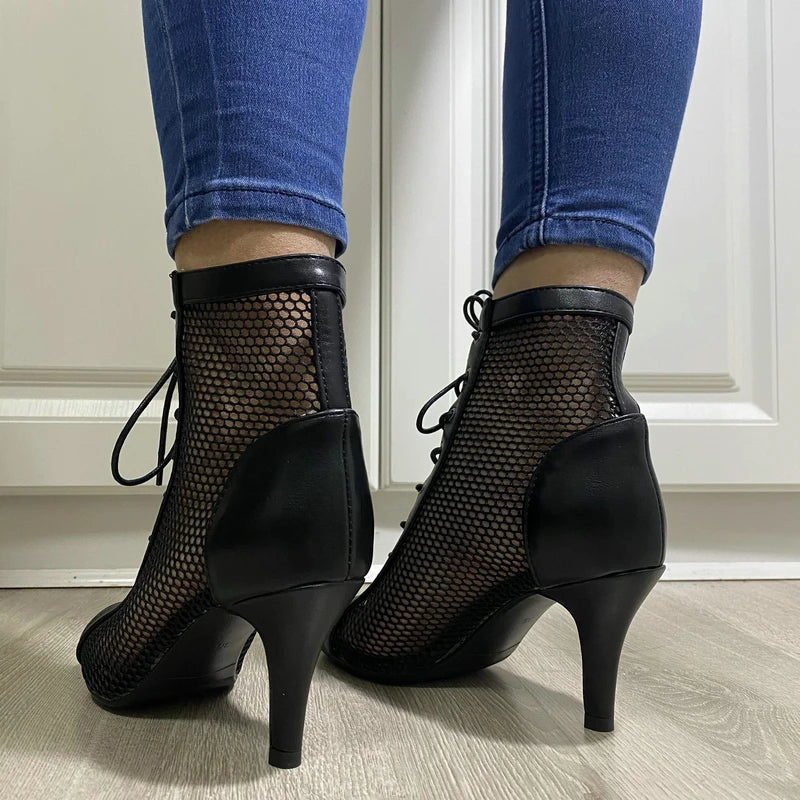 Botas peep toe femininas pretas da YHJCOO com salto médio e acabamento em tela