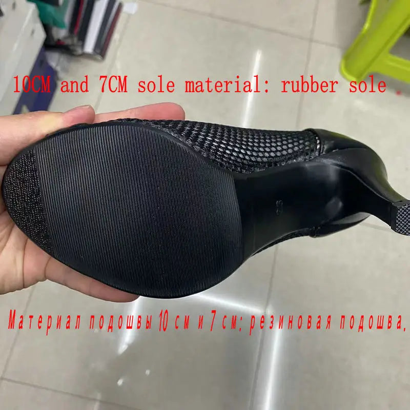 Sola de borracha preta de botas peep toe femininas com salto de 7 e 10 cm em detalhe