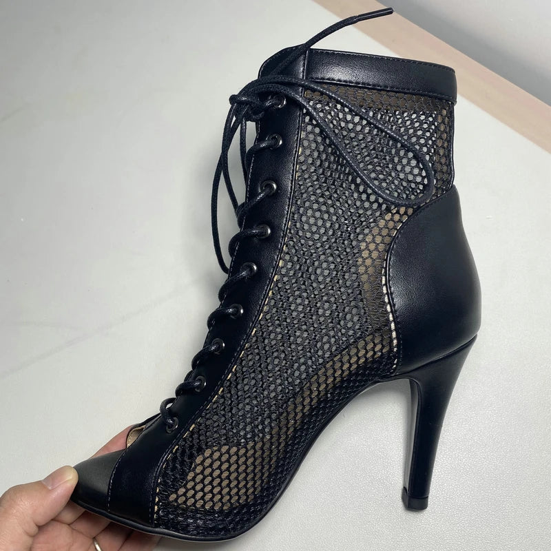 Botas peep toe femininas YHJCOO em tela preta com salto alto fino e cadarço frontal