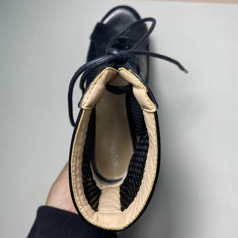 Botas peep toe femininas pretas da YHJCOO com design de cadarço e interior acolchoado