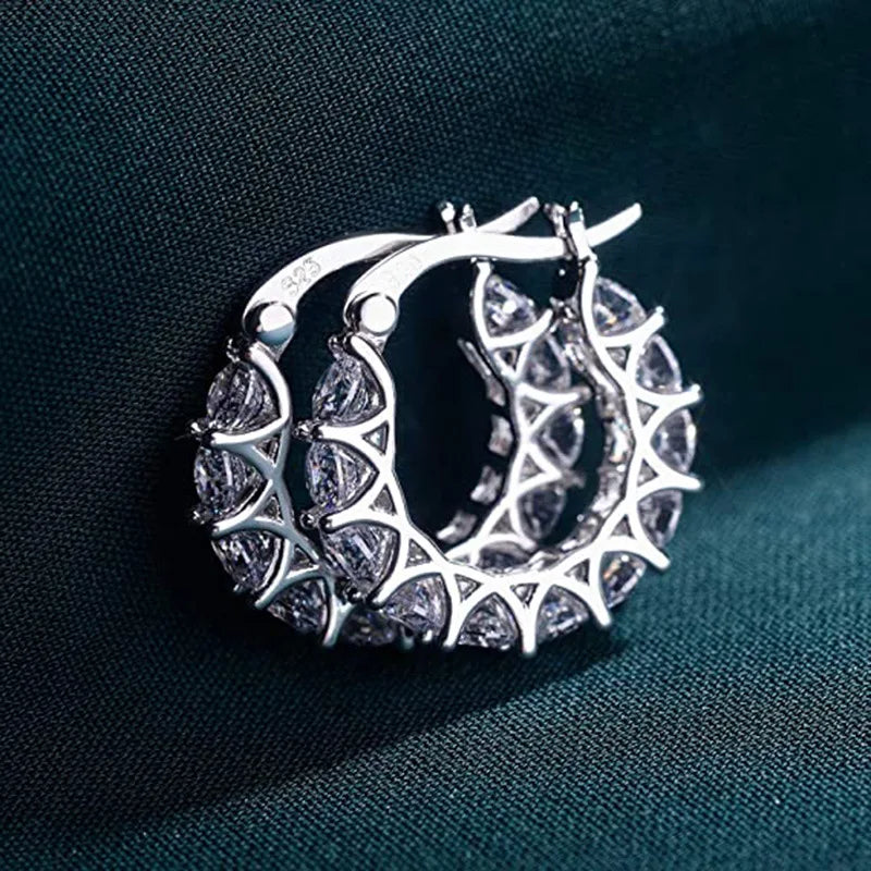 Brincos de argola moissanite em prata com design elegante e detalhes brilhantes