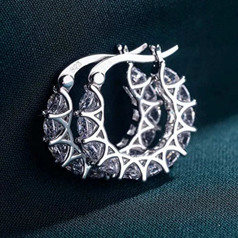 Brincos de argola moissanite da IOGOU com design elegante e pedras brilhantes.
