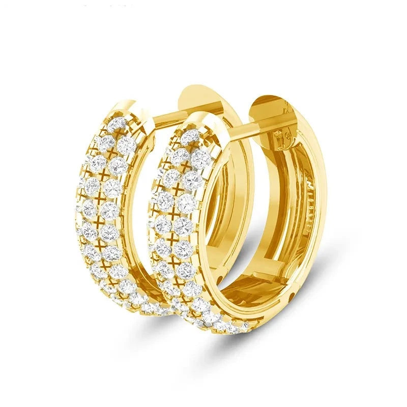 Brincos de ouro branco 18K com pedras brilhantes em um design elegante e sofisticado