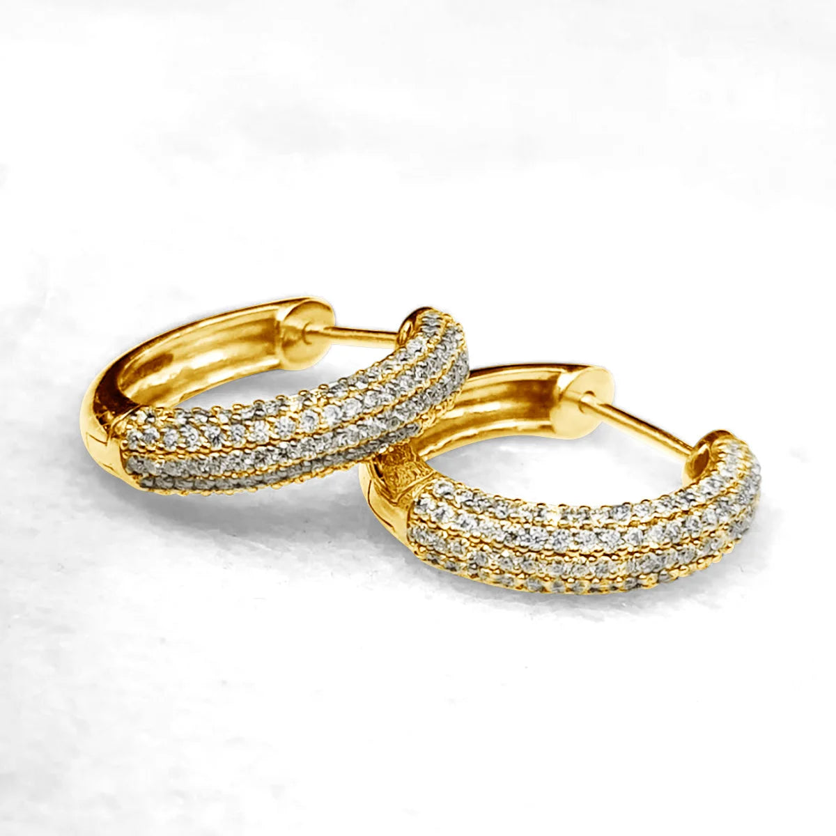 Brincos de ouro branco 18K com detalhes brilhantes e design elegante para mulheres modernas