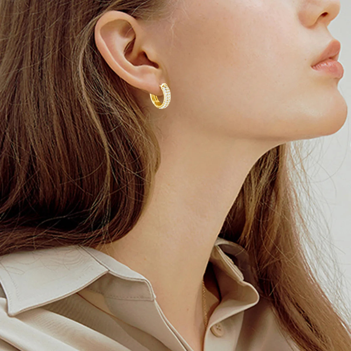 Brincos de ouro branco 18K KAYLEE JACKSON em modelo elegante e sofisticado para mulheres