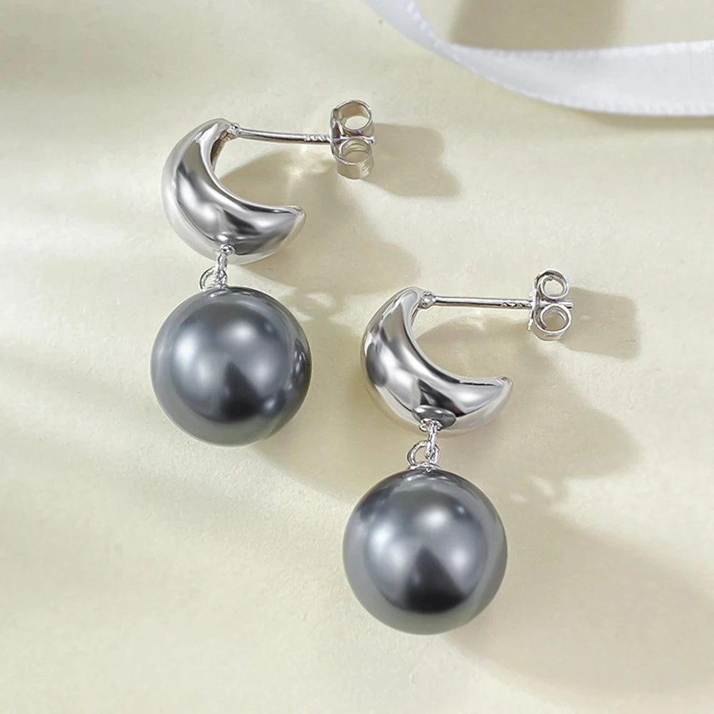 Brincos femininos prata 925 com design elegante em formato de lua e pérolas escuras