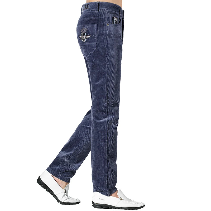 Calça masculina inverno veludo da BRUCE & SHARK em tom azul escuro, ideal para dias frios.