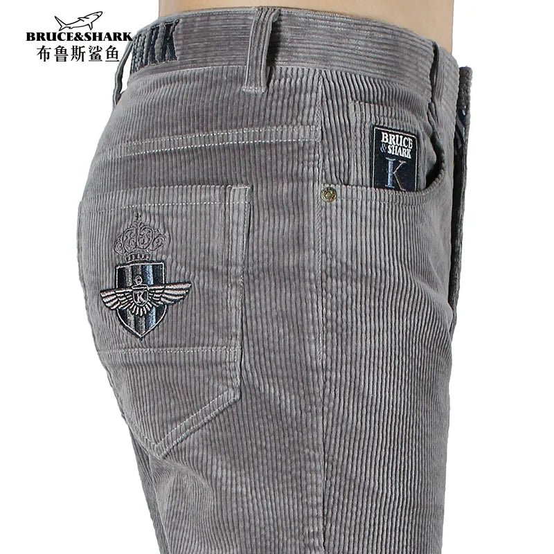 Calça masculina inverno veludo da BRUCE & SHARK com detalhe bordado e cintura ajustada