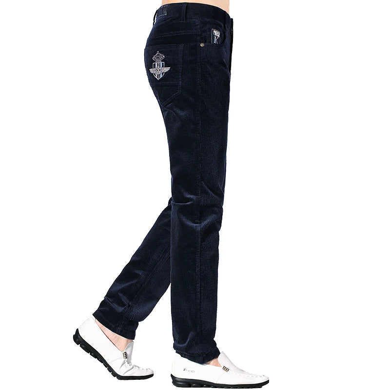 Calça masculina inverno veludo da BRUCE & SHARK em tom azul escuro com detalhes bordados