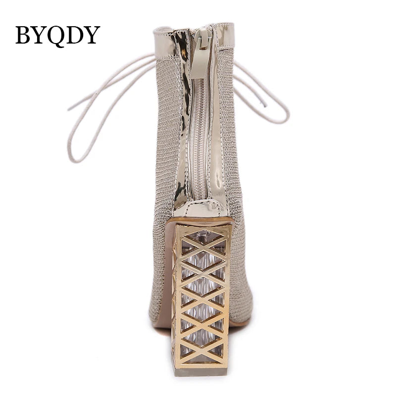 Sandália feminina BYQDY em tom dourado com detalhe de salto geométrico e fechamento em zíper