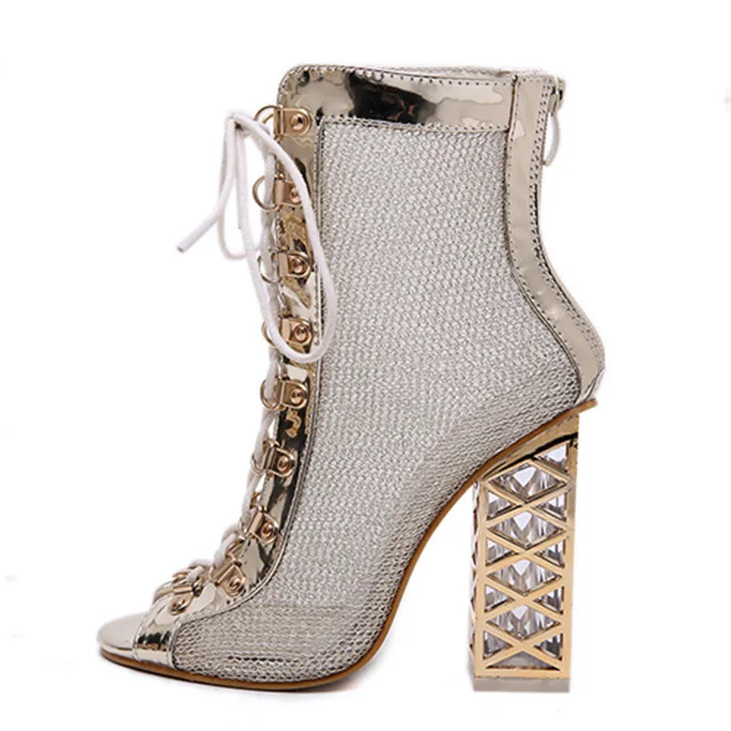 Sandália feminina BYQDY em prata com detalhes em ouro, ideal para arrasar com botas ouro femininas.