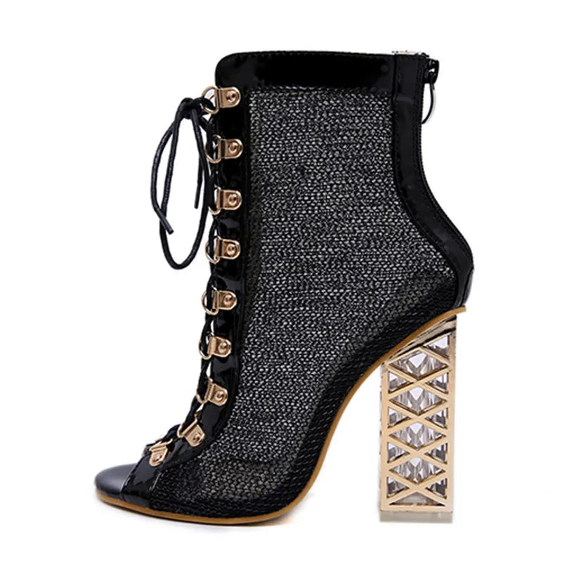 Sandália feminina BYQDY com salto alto e detalhes em ouro, ideal para compor looks sofisticados com botas ouro femininas