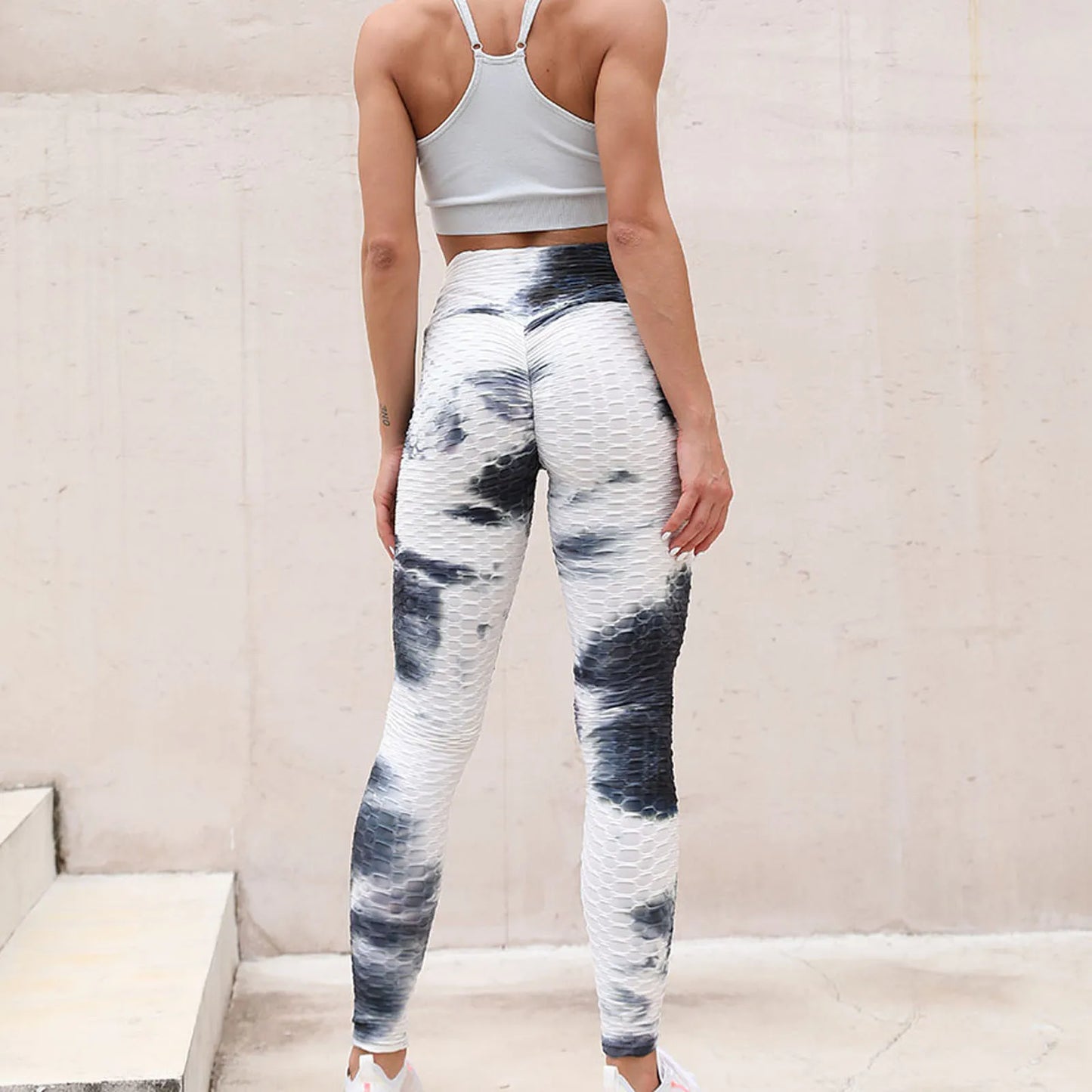 Calças de treino tie-dye levantadoras de quadril brancas e azuis, perfeitas para atividades físicas e conforto.