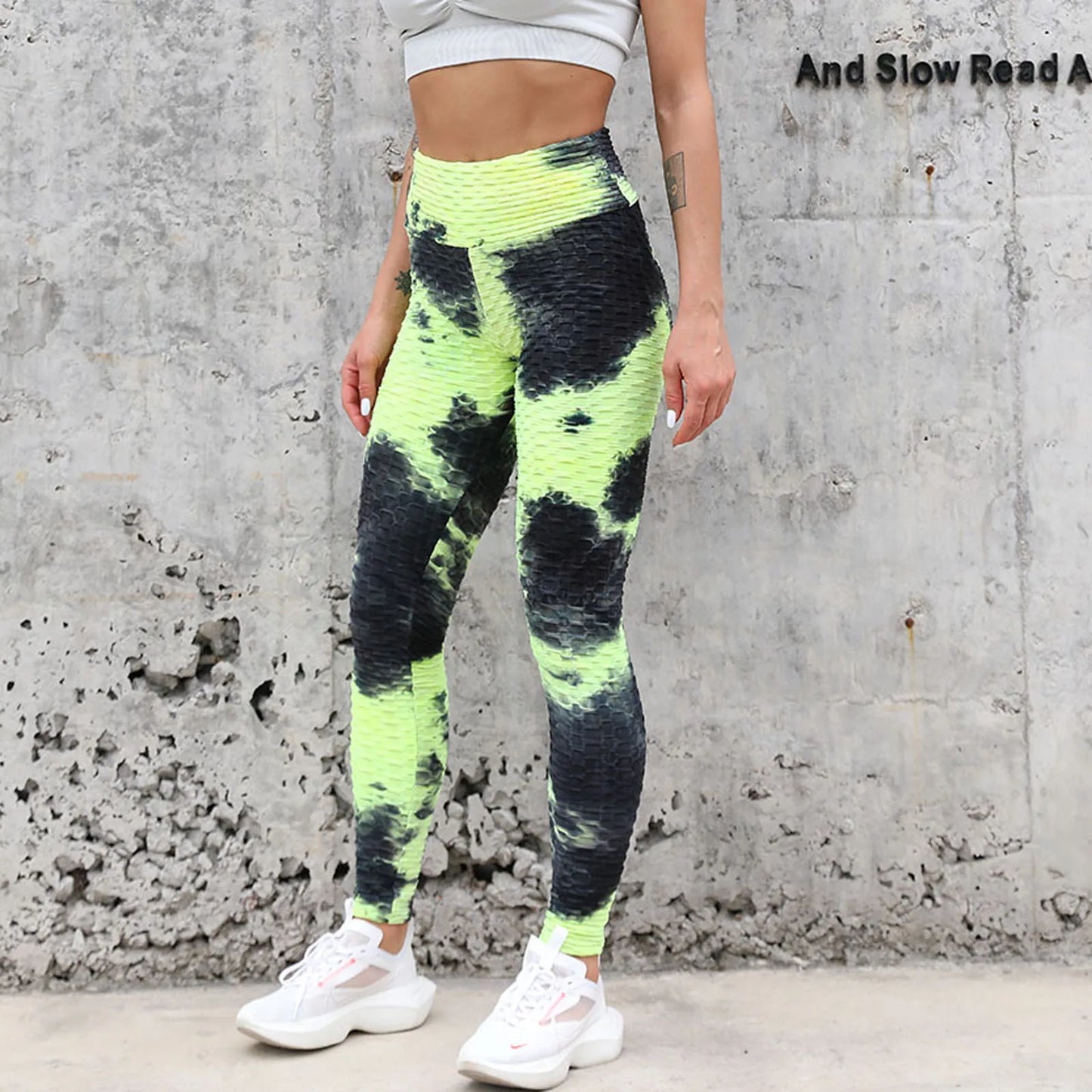 Calças de treino tie-dye levantadoras de quadril em preto e verde fluorecente para uso confortável durante atividades físicas