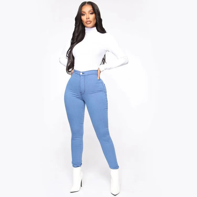 Calças femininas cintura alta em jeans azul, modelo justo com blusa de gola alta branca
