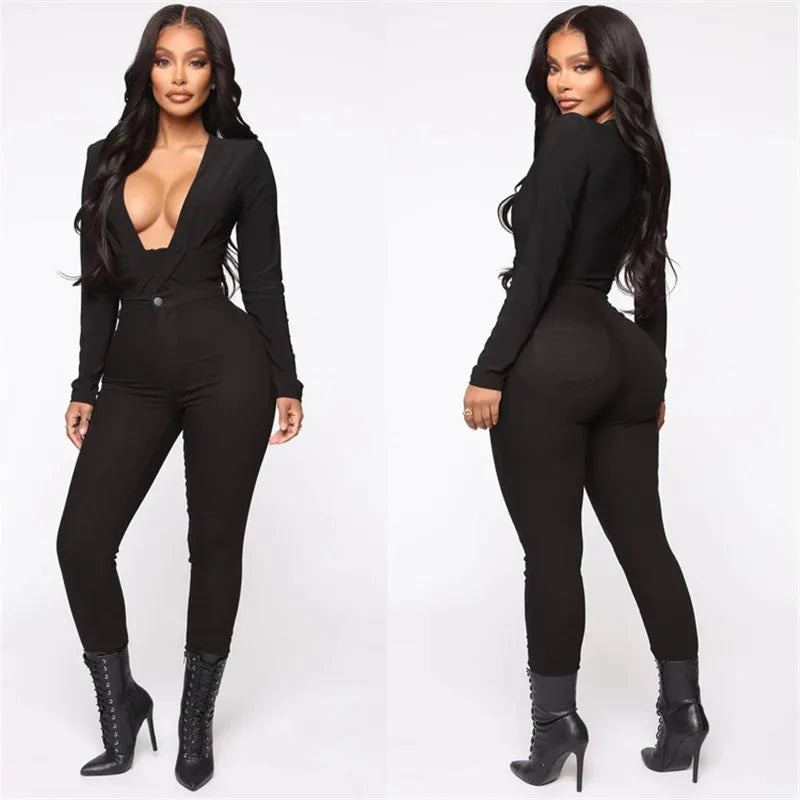 Calças femininas cintura alta pretas, ajustadas com detalhe de botão, perfeitas para look elegante.