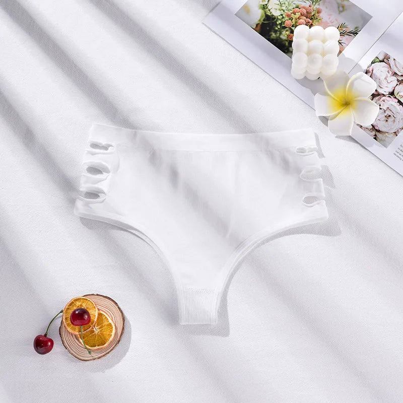 Calcinha feminina cintura alta em branco com detalhes elegantes, perfeita para conforto diário