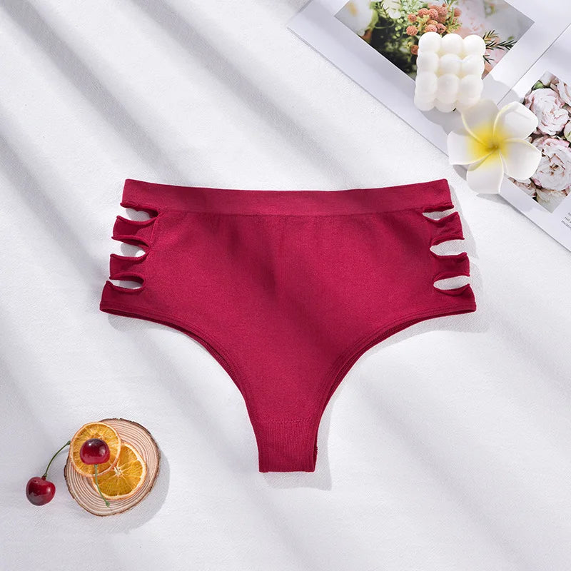 Calcinha feminina cintura alta em tom vermelho com recortes laterais modernos