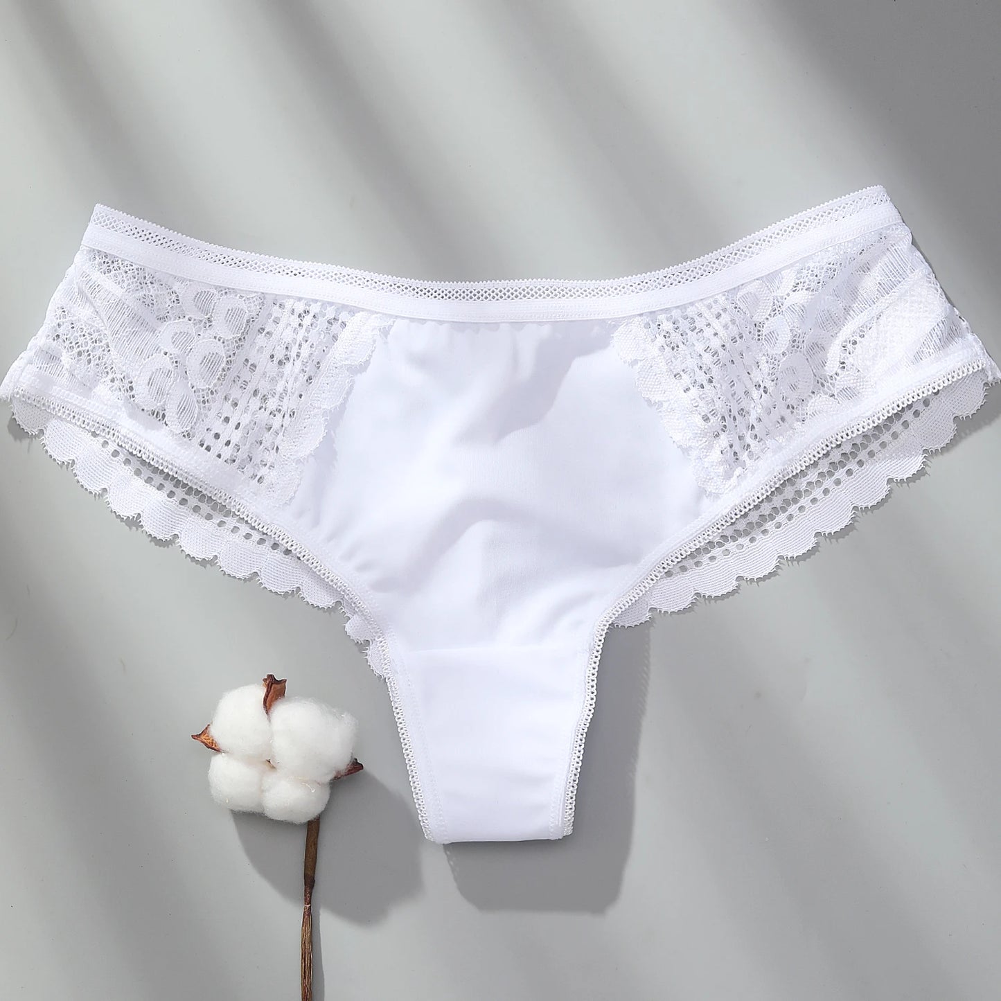 Calcinha feminina renda branca com detalhes em renda e acabamento delicado