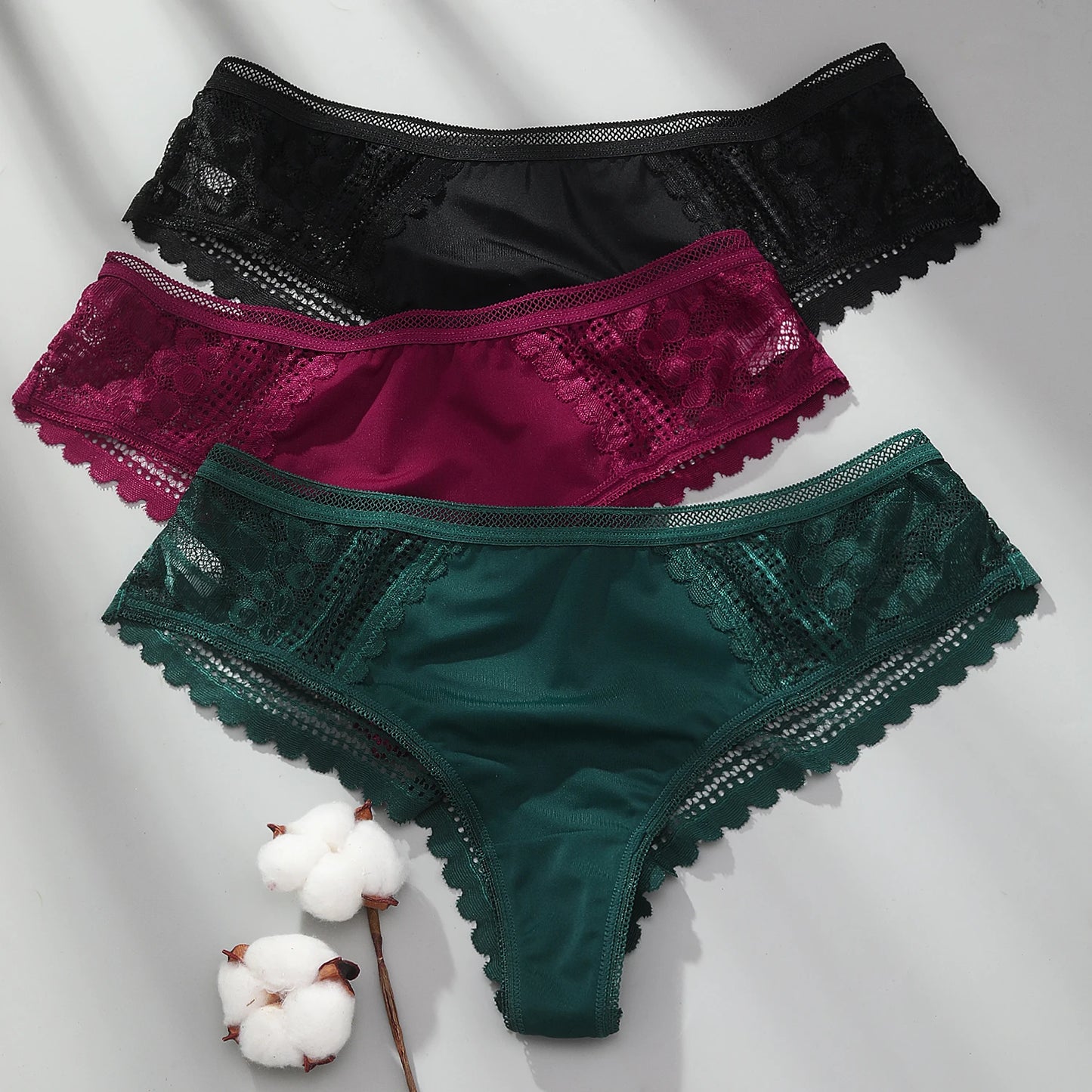 Conjunto de calcinhas femininas renda em preto, vinho e verde com detalhes em tule delicados