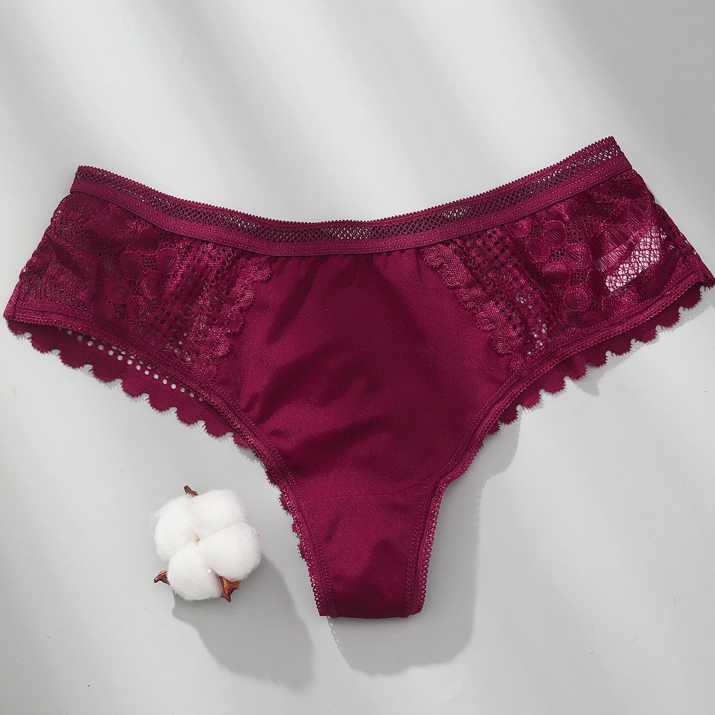 Calcinha feminina renda na cor borgonha com detalhes em renda para conforto e estilo