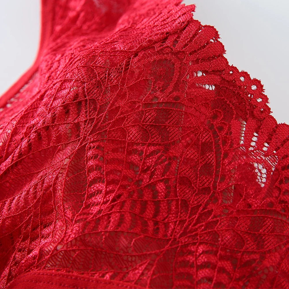 Calcinha feminina rendada vermelha com detalhes delicados em renda para conforto e elegância