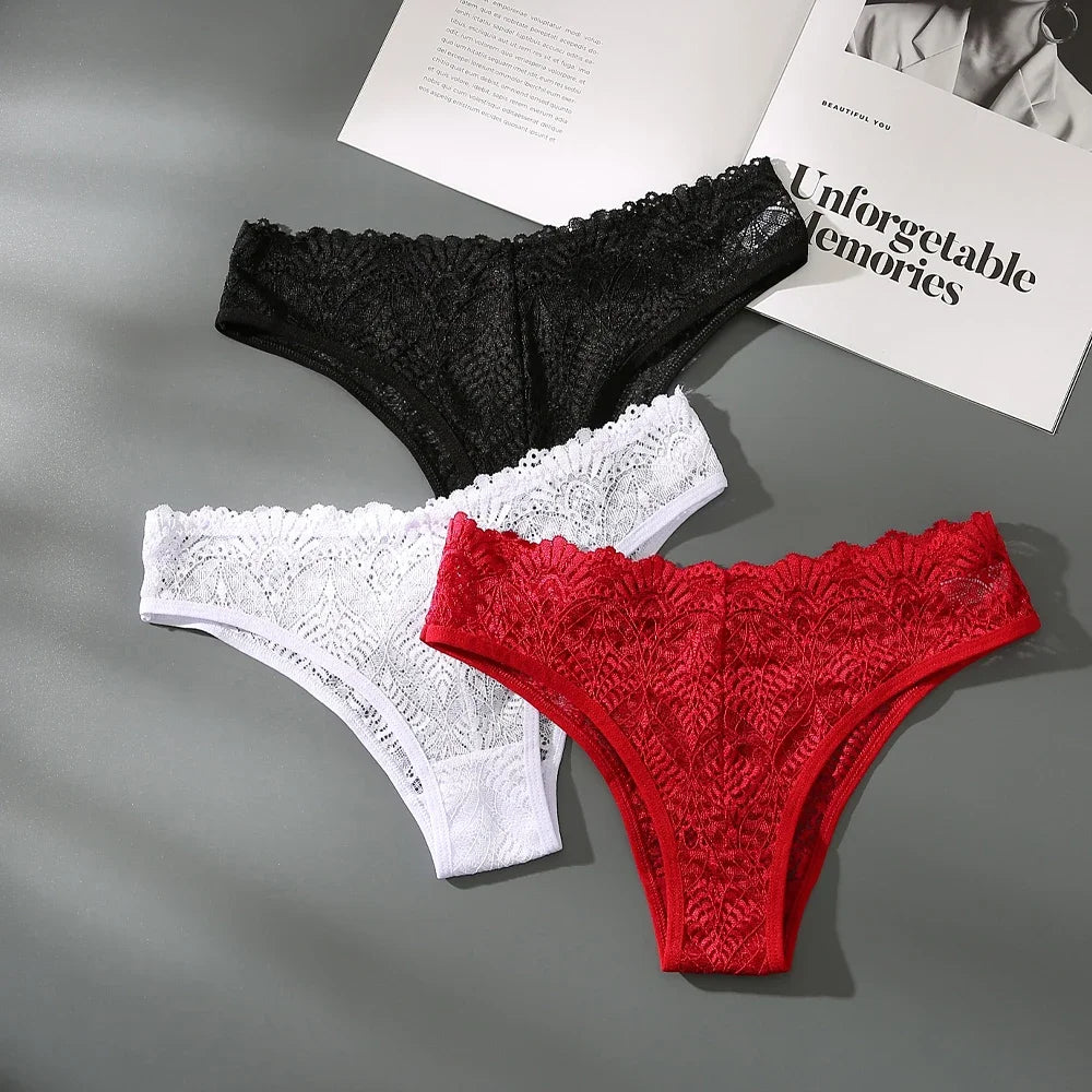Conjunto de calcinhas rendadas femininas em preto, branco e vermelho, com detalhes delicados em renda