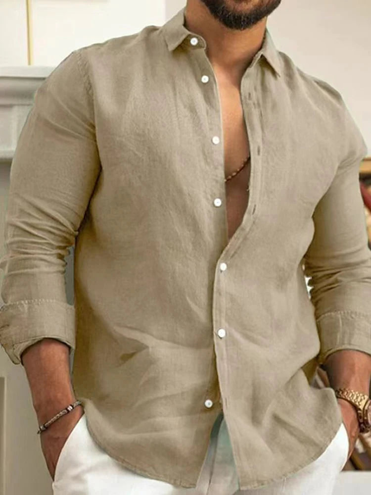 Camisa de linho masculina em tom bege, com mangas longas e botão frontal, ideal para ocasiões casuais.