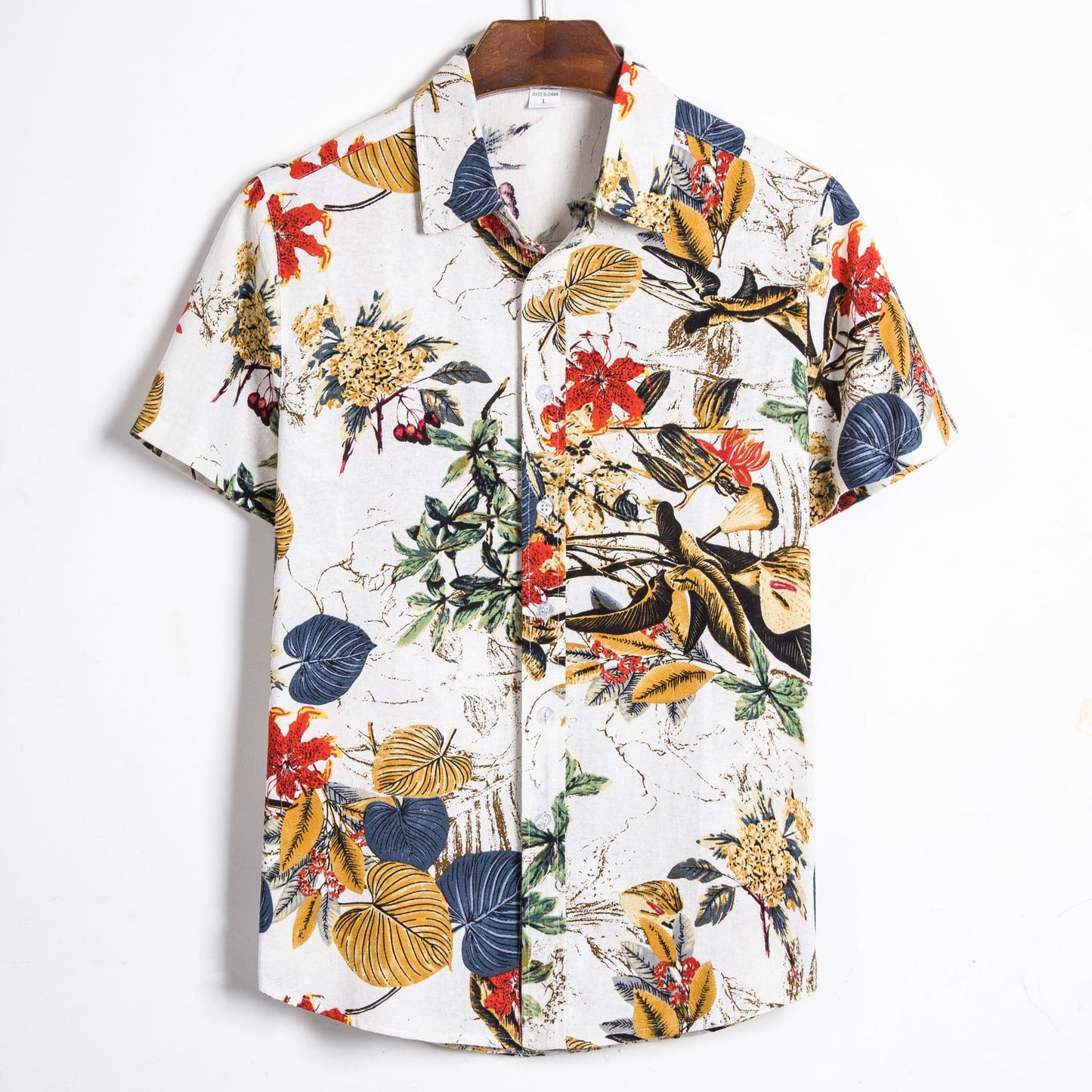 Camisa masculina estampada da PUDA com estampa tropical colorida em fundo claro
