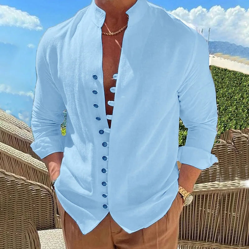 Camisa masculina slim fit em azul claro com botões frontais para um estilo moderno e elegante