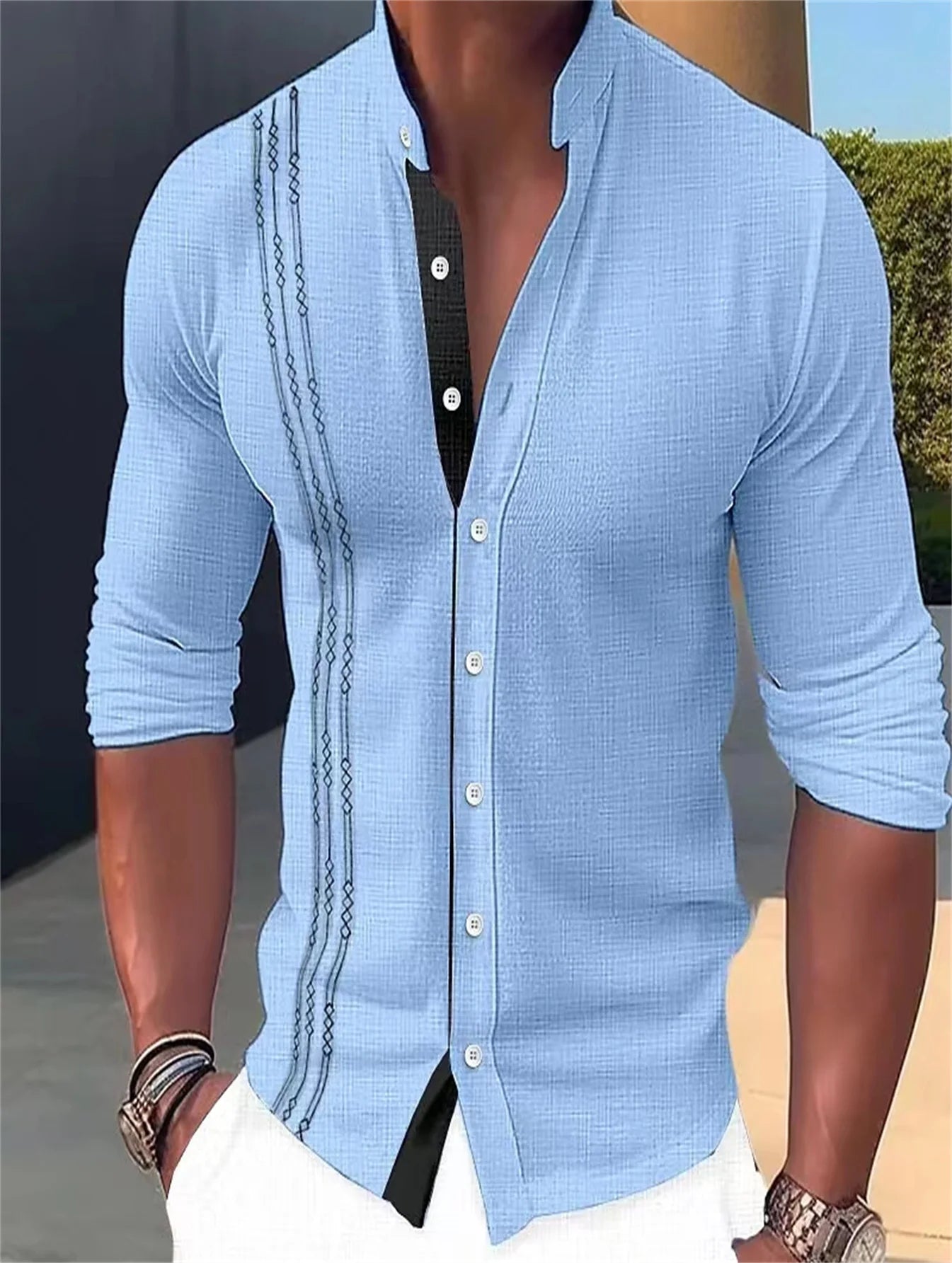 Camisa masculina slim fit azul com detalhes em preto e mangas longas, ideal para ocasiões casuais