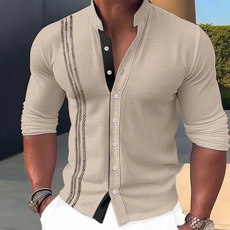 Camisa masculina slim fit em bege com detalhes em preto e mangas longas para estilo moderno