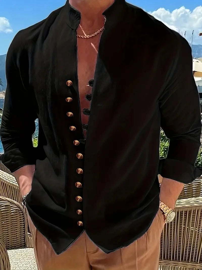 Camisa masculina slim fit preta com botões dourados e gola diferenciada para um look moderno