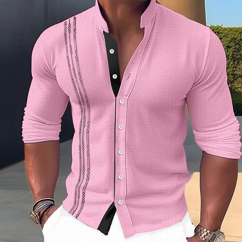 Camisa masculina slim fit em tom rosa com detalhes escuros e botões, ideal para ocasiões casuais