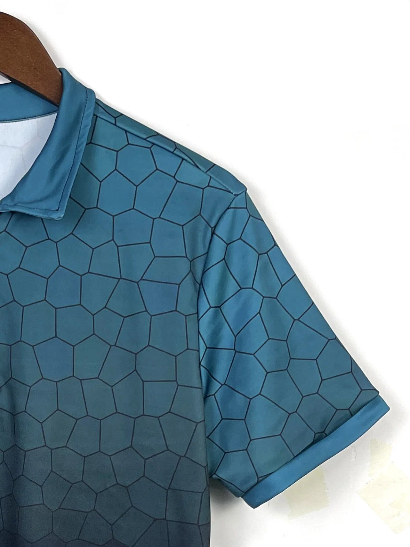 Camisa polo masculina em gradiente azul com estampa hexagonal moderna e gola dobrável